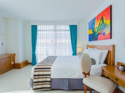 מלון Waterfront Phuket By Centara